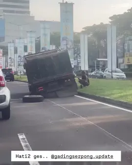 Pagi hari ini, Rabu 1 Oktober 2025 ada truk mengalami gangguan di Boulevard Gading Serpong depan Duta Buah 📸 @jacynthaaaaaaaa Pk 07.06 