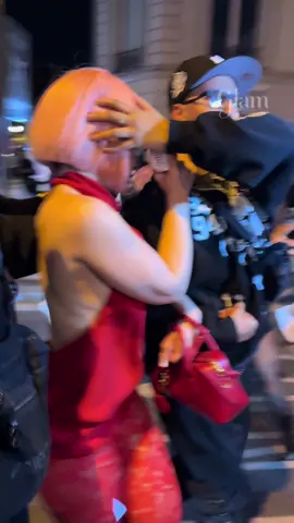 #icespice leaves the Avenue restaurant tonight in Paris #fashionweek #fashionweek 
