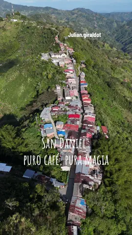San Daniel, Pensilvania Caldas 🇨🇴 Paisajes chimbas, cafecito del bueno y gente que enamora  💛💙❤️ ¿Ya conocías este rincón mágico? 📌 Apunta en tu lista de viajes ✔️ ⸻ #SanDaniel #PensilvaniaCaldas #ColombiaMagica #RutaDelCafe #ColombianosEnBrasil 