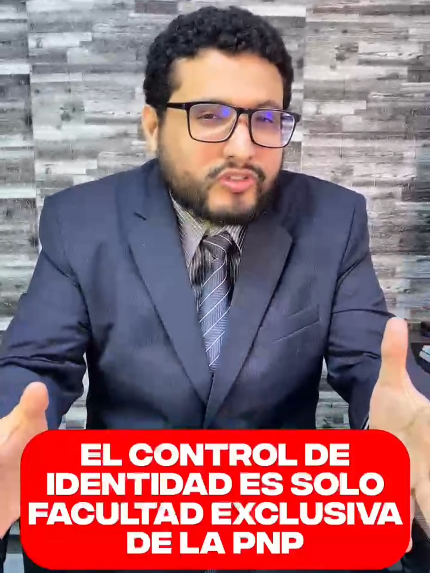 🚨 Serenazgo NO puede pedirte el DNI 🚨 Solo la Policía Nacional está facultada para el control de identidad (art. 205 CPP). El serenazgo no puede atribuirse esas funciones (art. 24 h del Reglamento de Serenazgo). 👉 Con respeto, infórmales tus derechos y nunca obstruyas su labor. ⚖ Educar es la mejor forma de defendernos. #abogadopenalista #asesorialegal #defensapenal #derechoprocesalpenal #procesopenal #investigacionpenal #investigacionpreparatoria #procesospenales #lima #abogado