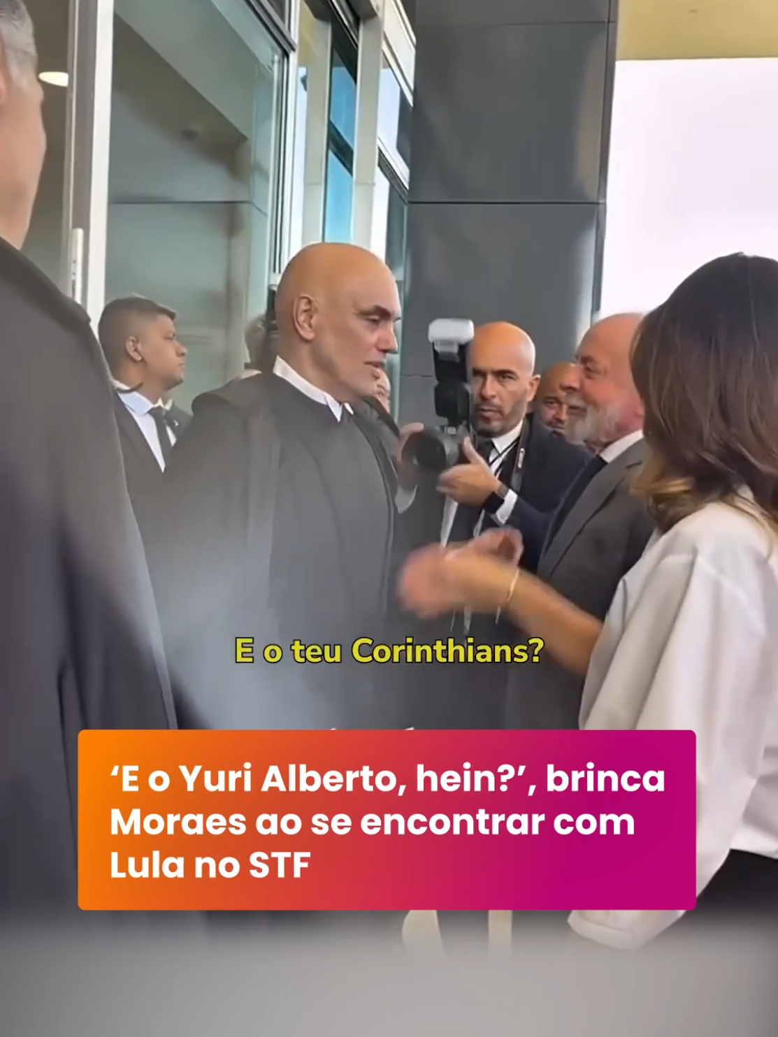 Um momento de descontração marcou a posse do ministro Edson Fachin na presidência do STF, nesta segunda (29). Ao cumprimentar o presidente Lula (PT) em sua chegada, o ministro Alexandre de Moraes ‘cornetou’ o atacante Yuri Alberto, que perdeu um pênalti ao tentar uma cavadinha na derrota por 2 a 1 para o Flamengo, no domingo (28). Lula e Moraes são corinthianos. #TerraBrasil #TerraEsportes #TerraNotícias #Lula #Corinthians 