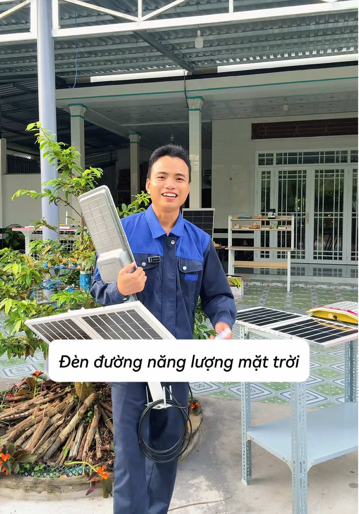 Đèn đường năng lượng mặt trời mẫu mới sáng xuyên đêm 12h, chiếu sáng 100-200m2 đang sale giá tốt#dennangluongmattroi #dennangluong #denduongnangluongmattroi #nangluongmattroi #haonangluong 