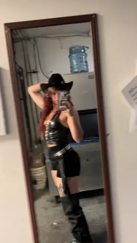 #coyoteugly #hannamontana 