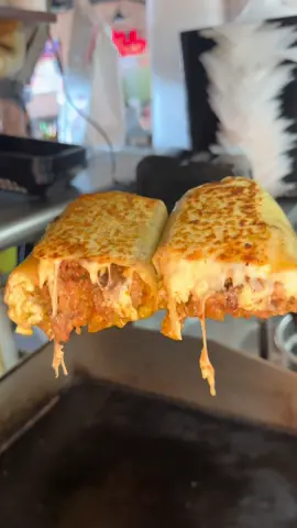 Tacos los vales 🫶🏼❤️ Unos ricos burritos aquí en los vales mi raza 🔥😈 #tacos #besttacos #viral #phoenix #burritos 
