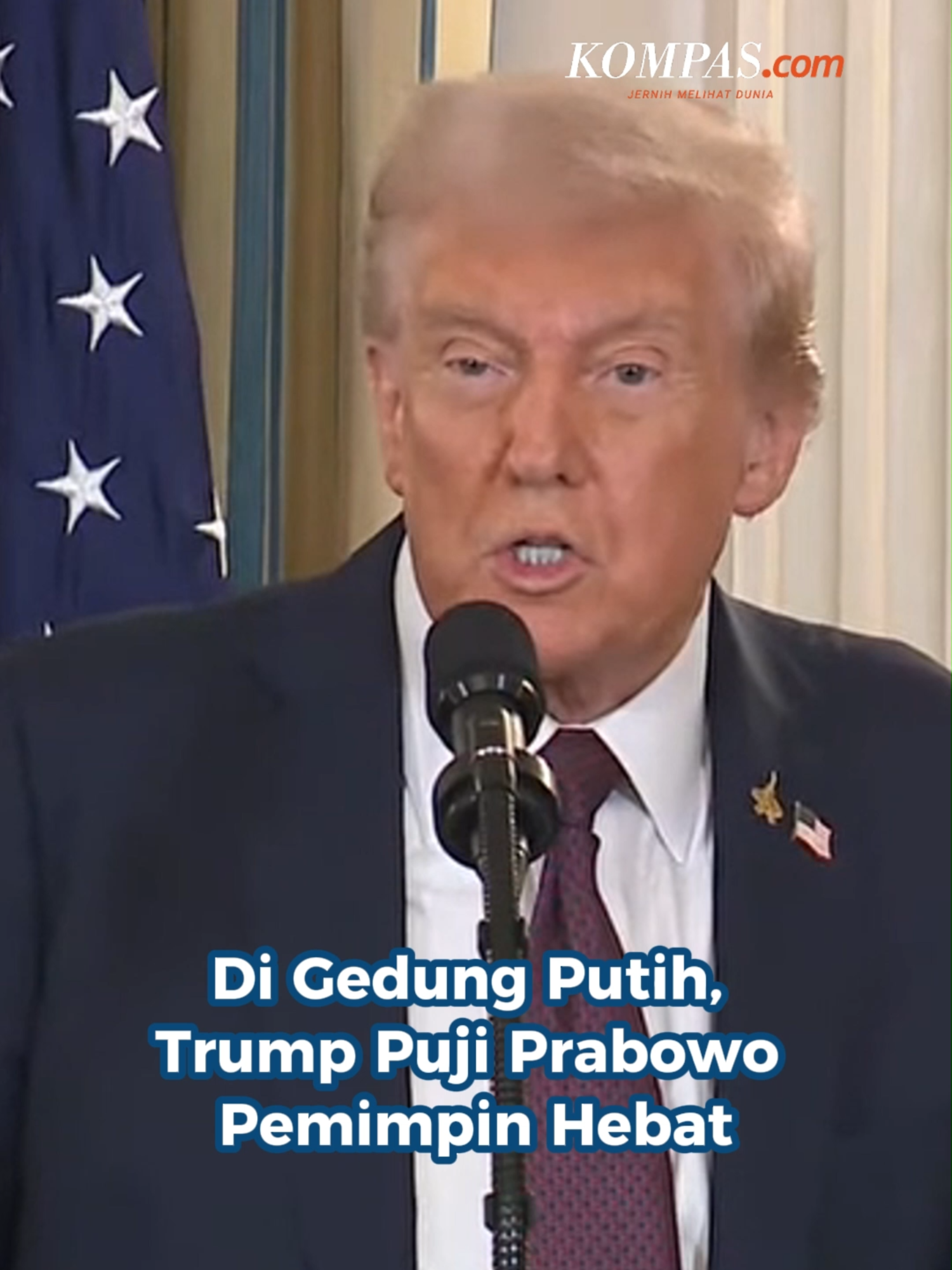 Presiden Amerika Serikat Donald Trump menyebut nama Presiden Indonesia Prabowo Subianto dalam konferensi pers di Gedung Putih saat mengumumkan rencana perdamaian di Gaza. Trump menyebut Presiden Prabowo, sebagai pemimpin hebat yang dihormati banyak orang. Menurut Trump, para pemimpin yang ia sebutkan haus ikut andil dalam proses perundingan yang rumit soal Gaza. Dalam konferensi pers, Trump menjelaskan rencana perdamaian yang dituangkan dalam dokumen 20 poin.  Isi utama proposal itu antara lain gencatan senjata segera, pembebasan semua sandera Hamas dalam waktu maksimal 72 jam, pertukaran tahanan Palestina di Israel, penarikan bertahap pasukan Israel dari Gaza, pelucutan senjata Hamas, dan pembentukan pemerintahan transisi yang dipimpin badan internasional.  Trump menegaskan, jika Hamas menolak proposal tersebut, Israel akan mendapat dukungan penuh AS untuk mengambil langkah yang dianggap perlu. Penulis: Inas Rifqia Lainufar  Kreatif: Jessica Meisya Kurnia Produser: Elizabeth Ayudya Ratna Rininta ~J #Trump #Prabowo #Israel #Amerika ##cut