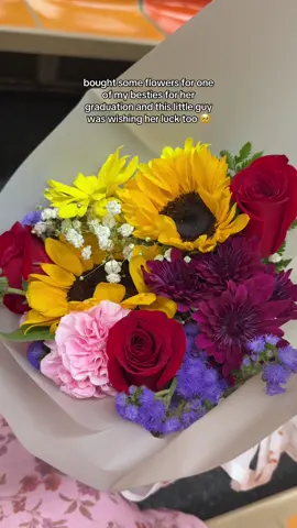 He was so cute 🥰 what kind of worm is this?! 🫶🏼 #flowerbouquets #graduationflowers #worms #graduation2025 #nypd 