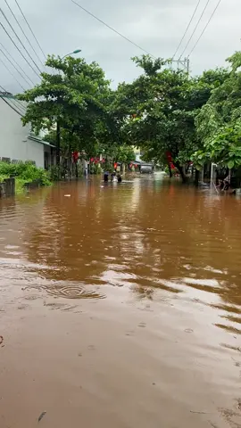 1/10/2025 tại ngã tư ngọc hà.phường hà giang 2. Tỉnh tuyên quang. Nước ngập gần hết tầng 1.