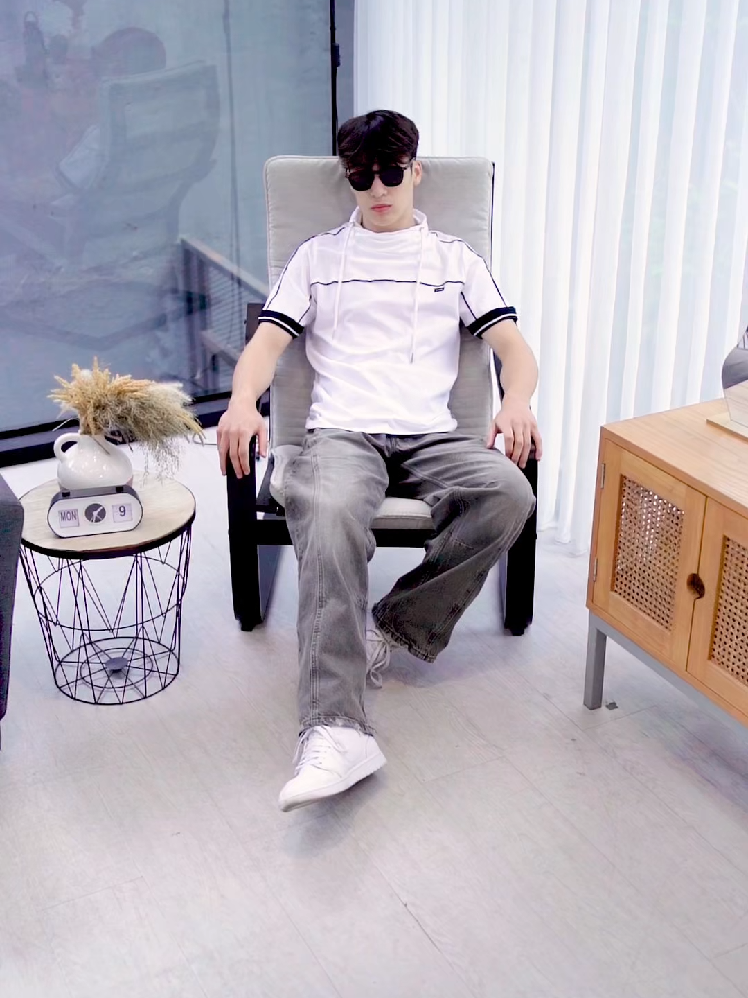 🤍 Ryusei Nandito Ran White 🤍 T-shirt dengan desain turtleneck adjustable yang unik & modern. Detail garis hitam di dada & lengan bikin look clean tapi tetap standout. Dibuat dari cotton combed premium, adem & nyaman dipakai seharian. 👉 Waktunya upgrade gaya casual lo, cek keranjang kuning atau join live kita sekarang! #RyuseiIndonesia #fashiontiktok #LiveTiktok #brandlokal