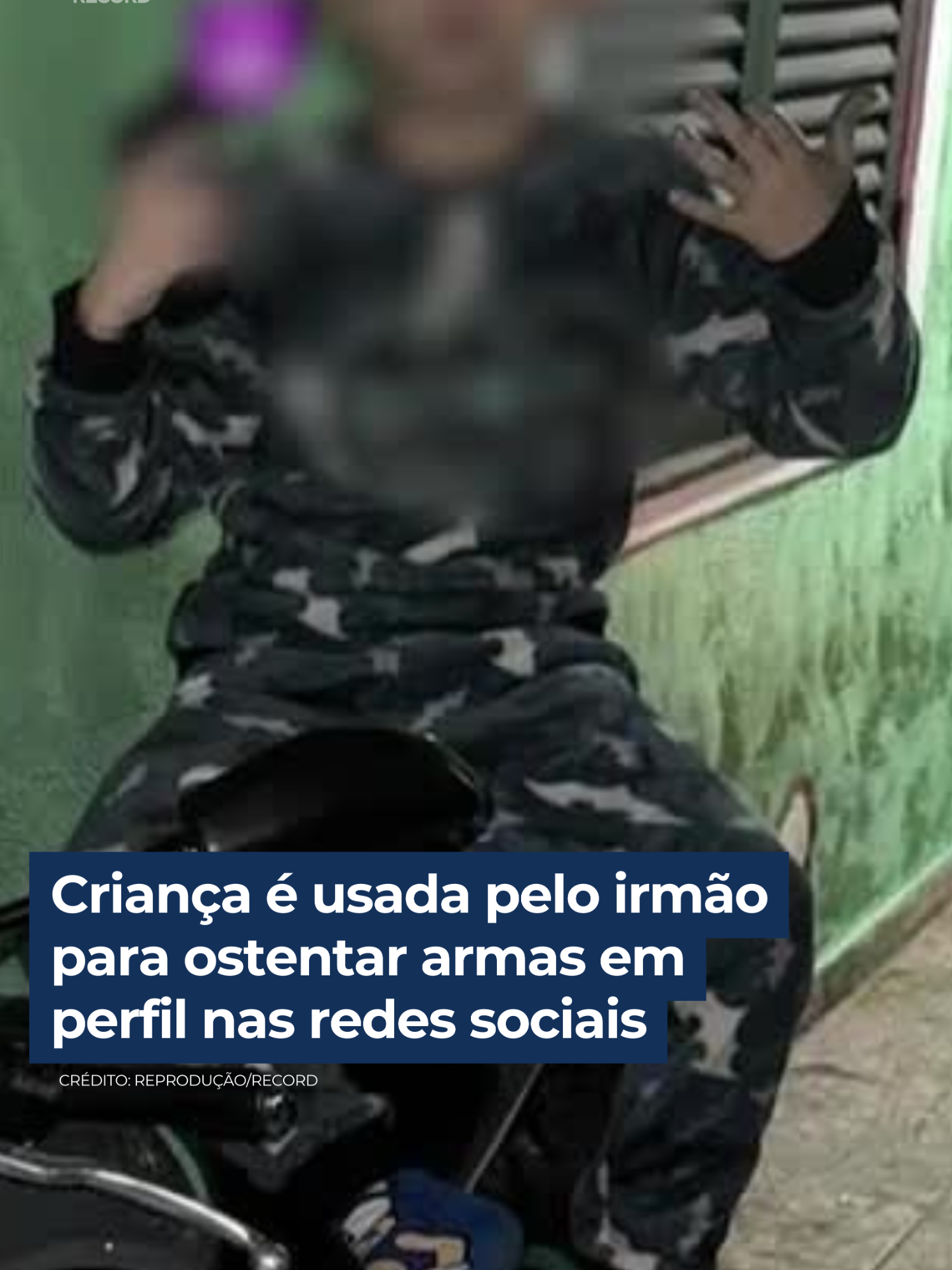 Um menino, de 10 anos, foi usado para ostentar armas no perfil do irmão, maior de idade, com o objetivo de ganhar dinheiro nas redes sociais. A polícia investiga se a família dele tem ligações com atividades criminosas. A criança aparece nas fotos armada, em cima de motos e fazendo gestos obscenos.   As publicações chamaram a atenção da polícia durante uma varredura nas redes sociais, para investigar uma quadrilha de roubo de motos. Nesta terça-feira (30) pela manhã, os policiais foram até a casa, na zona leste de São Paulo. Os agentes descobriram que o irmão mais velho do menino criou o perfil e tirava as fotos. 👉 Veja essa e outras notícias em R7.com/JornalDaRecord #JornalDaRecord #JR24H