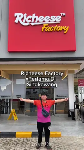 AKHIRNYA RESMI !!! Richeese Factory pertama di singkawang Soft opening sudah DIBUKA UMUM tanggal 1 oktober 2025 Grand opening ceremony potong pita tanggal 4 oktober 2025 Yang ditunggu tunggu lava pink Ingat makan cari @makankuy.official  Drone by : @singkawangdrone  @Richeese Factory  🕑 09.00 - 24 jam 📌Richeese Factory  Jln. P Diponegoro Sebelum lampu merah Sebelah alfamart/ Lavender  Singkawang #fyp #singkawang