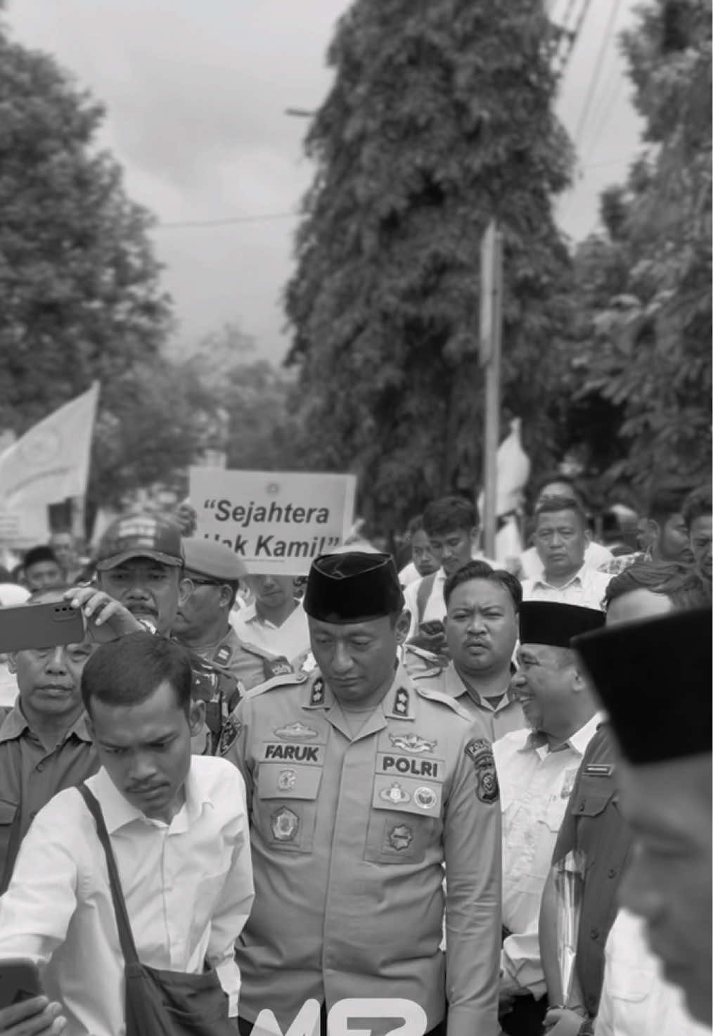 Mengawal masa aksi dari rekan² Perkumpulan Guru Madrasah (PGM).  Aspirasi adalah hak setiap warga negara, Polres Tasikmalaya Kota hadir untuk memastikan penyampaian aspirasi berjalan damai dengan mengedepankan sikap humanis. #polripresisi #polriuntukmasyarakat 