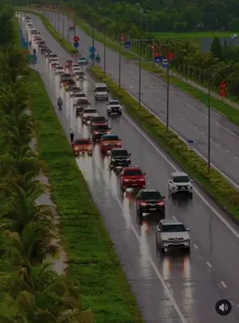 🌟 NHỮNG KHOẢNH KHẮC TUYỆT ĐỐI ĐIỆN ẢNH TRONG WONDER TRIP 2025 🚗 200 XE VINFAST ROADTRIP TẠO NÊN BẢN TRÁNG CA DỌC SÔNG TRƯỜNG GIANG, HƯỚNG VỀ TƯỢNG ĐÀI MẸ THỨ 🚗   Xuyên màn mưa nặng hạt, đoàn 200 ô tô VinFast dài 5km với dải đèn cánh chim lấp lánh đã cùng nhau tạo nên màn diễu hành hào hùng đầy kiêu hãnh trên trục đường Võ Chí Công - tuyến ven biển huyết mạch ở tỉnh Quảng Nam dài 69km, mang tên cố Chủ tịch Hội đồng Nhà nước Cộng hòa Xã hội Chủ nghĩa Việt Nam, người con ưu tú của Quảng Nam và là một nhà lãnh đạo cách mạng kiên trung.   Hành trình diễu hành tiếp nối dọc theo dòng Trường Giang – con sông từng chở ghe bầu cho thương cảng Hội An, từng chứng kiến những tháng năm kháng chiến giữ làng. Hôm nay, cũng dọc dòng sông ấy, 200 xe và 400 thành viên diễu hành mang theo những lá cờ đỏ sao vàng như viết tiếp câu chuyện về niềm tự hào Việt Nam, niềm tự hào VinFast.    Đích đến là Tượng đài Mẹ Thứ, biểu tượng cho tình yêu nước bất khuất, là nơi những người con Việt Nam dâng hương lên Mẹ, để bày tỏ lòng biết ơn sâu sắc với những Bà Mẹ Việt Nam Anh Hùng, đã hiến dâng tất cả cho Tổ quốc.    Đoàn 200 xe dừng bánh trong trang nghiêm, hướng về Mẹ và Tượng đài Liệt sĩ, tri ân những hy sinh bất diệt và khẳng định: thế hệ hôm nay sẽ nối tiếp cha ông, đưa hành trình Việt Nam đi xa hơn, xanh hơn, kiêu hãnh hơn.   🎬 Mời Quý thành viên cùng chiêm ngưỡng những khoảnh khắc ấn tượng của hành trình 