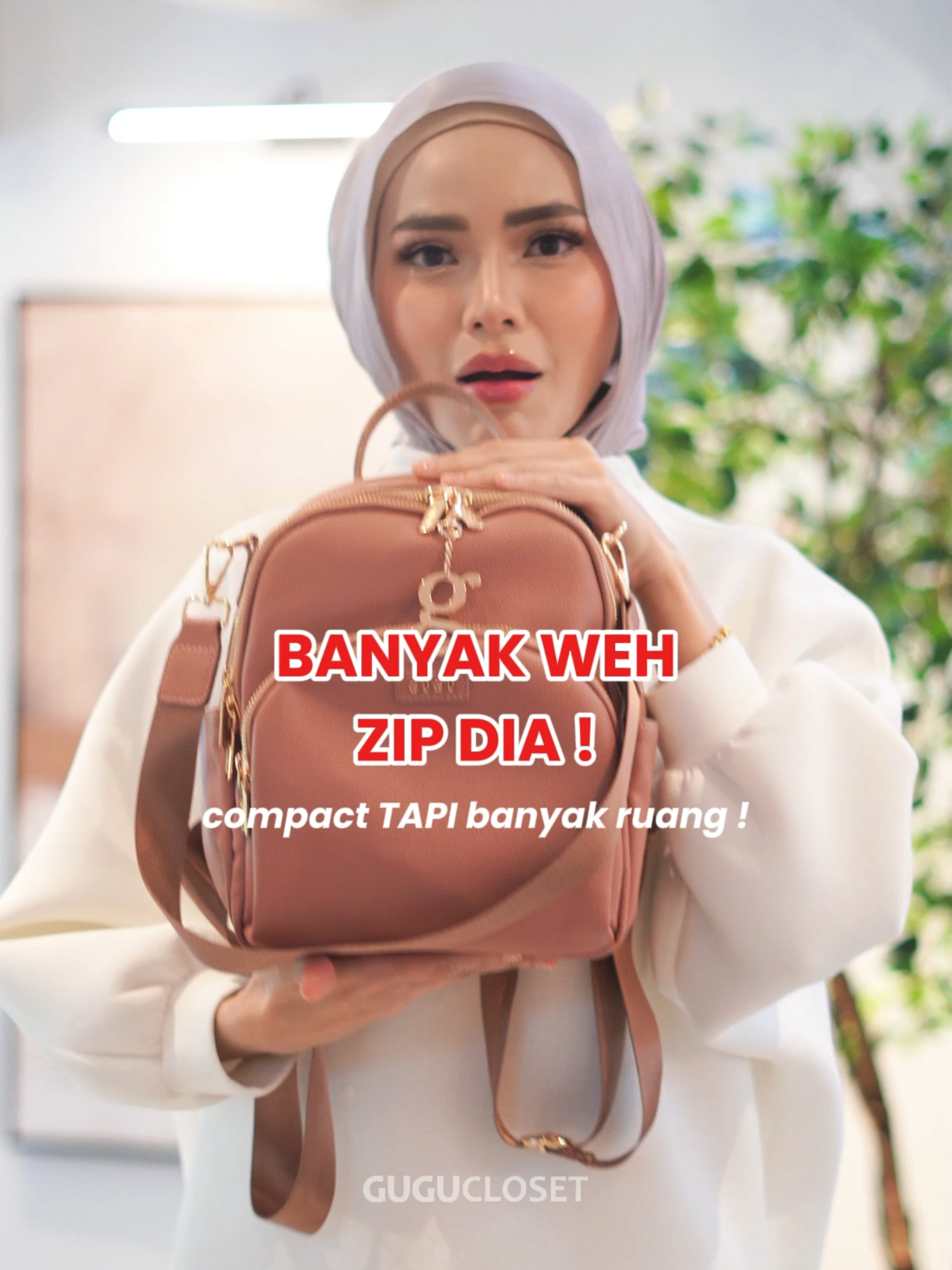 Travel senang dengan Mochi! Banyak zip, muat semua barang penting, dan comel sampai nak peluk je 😎👜 #mochibygugu #gugucloset #backpacktravel #fyp #gugu01