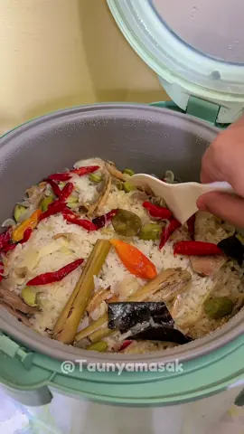 Save aja dulu❤️ Resep nasi liwet simpel dan enak Bahan-bahan: 4 cup beras 50 gram ikan teri ( boleh pake ikan teri medan ) 8 siung bawang merah 4 siung bawang putih 5 cabai merah kriting 10 cabai rawit utuh 4 cm lengkuas 1 papan petai 2 lembar daun jeruk 2 batang serai geprek 2 lembar daun salam 1 sdt garam 1 sdt penyedap rasa 1 sdt kaldu bubuk Secukupnya air Cara membuat: 1. Goreng ikan teri yang sudah cuci bersih, lalu tumis semua bahan hingga harum dan matang. 2. Masukan petai yang sudah dikupas, aduk rata. 3. Cuci bersih beras, tambahkan air, masukan bumbu tumis, beri garam, penyedap rasa dan kaldu bubuk. 4. Masak seperti memasak nasi biasanya. #nasiliwet #resepmasakan #resep 