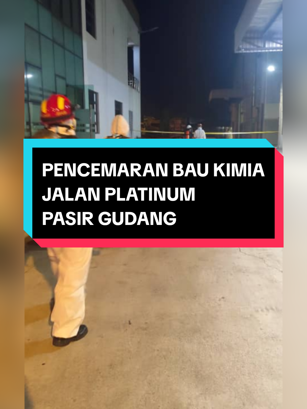 SIARAN MEDIA INSIDEN PENCEMARAN BAU KIMIA DI JALAN PLATINUM, PASIR GUDANG PASIR GUDANG, 30 September 2025 – Jabatan Bomba dan Penyelamat Malaysia (JBPM) Negeri Johor telah menerima panggilan kecemasan berhubung insiden pencemaran bau kimia pada jam 11.11 malam di sebuah kilang di Jalan Platinum, Pasir Gudang. Pasukan dari Balai Bomba dan Penyelamat (BBP) Pasir Gudang dengan bantuan unit HAZMAT dari BBP Larkin telah digerakkan ke lokasi kejadian sejauh 3 kilometer dan tiba pada jam 11.16 malam. Operasi diketuai oleh Komander Operasi Kanan, PPgB Sarhan Akmal bin Mohamad. Pegawai Kanan HAZMAT, PKPgB Tc. Saifulbahari bin Safar turut hadir di lokasi. Setibanya Pasukan Keluaran Operasi (PKO) di tempat kejadian, didapati benar berlaku insiden pencemaran bau kimia di kawasan kilang berkenaan. Kejadian melibatkan seramai tiga orang mangsa. Walau bagaimanapun, maklumat terperinci berhubung mangsa tidak dapat diperoleh kerana ketiga-tiganya telah dibawa oleh pihak Kementerian Kesihatan Malaysia (KKM) sebelum pasukan bomba tiba di lokasi. Pasukan HAZMAT telah melaksanakan pemeriksaan dan pemantauan menyeluruh di kawasan kilang bagi memastikan tiada lagi risiko pencemaran serta keadaan selamat. Seramai tiga anggota bersama seorang juruteknik kilang memasuki kawasan premis untuk pemeriksaan secara berkala dengan dilengkapi PPE penuh, satu unit Gas Mate dan dua unit GFG Gas Detector. Hasil pemantauan berjaya mengesan gas hidrogen sulfida pada kepekatan 8.9 ppm. Selain itu, PKO turut melaksanakan kerja ventilasi menggunakan ventilation fan milik pihak kilang serta menjalankan semburan fogging dengan satu aliran salur bantu mula meliputi keluasan 10 x 10 meter persegi. Operasi ditamatkan setelah bacaan udara di kawasan kejadian berada pada paras normal. Operasi ini melibatkan 13 anggota dengan kekuatan sebuah jentera Fire Rescue Tender (FRT) dan sebuah kenderaan RRV. Operasi ditamatkan sepenuhnya pada jam 3.37 pagi. #jbpm2025 #siapsediasetiapmasa  @BombaMalaysiaOfficial  @MEDIA DIGITAL JOHOR  @KPKT Malaysia  @Jafni Shukor  @Onn Hafiz 