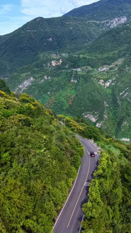 The winding mountain road teaches us to turn slowly so that we can reach our destination more steadily... 