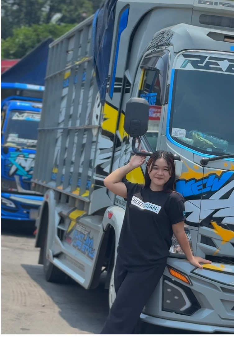 Kaos mboisnya selalu kita ready kan , HOONIGAN alasroban gaya bebas🤟🏼🔥 #xyzabc #storysupirtruk #foryoupageofficiall #kaosmurah #hoonigan @nadine.poeng🐟 