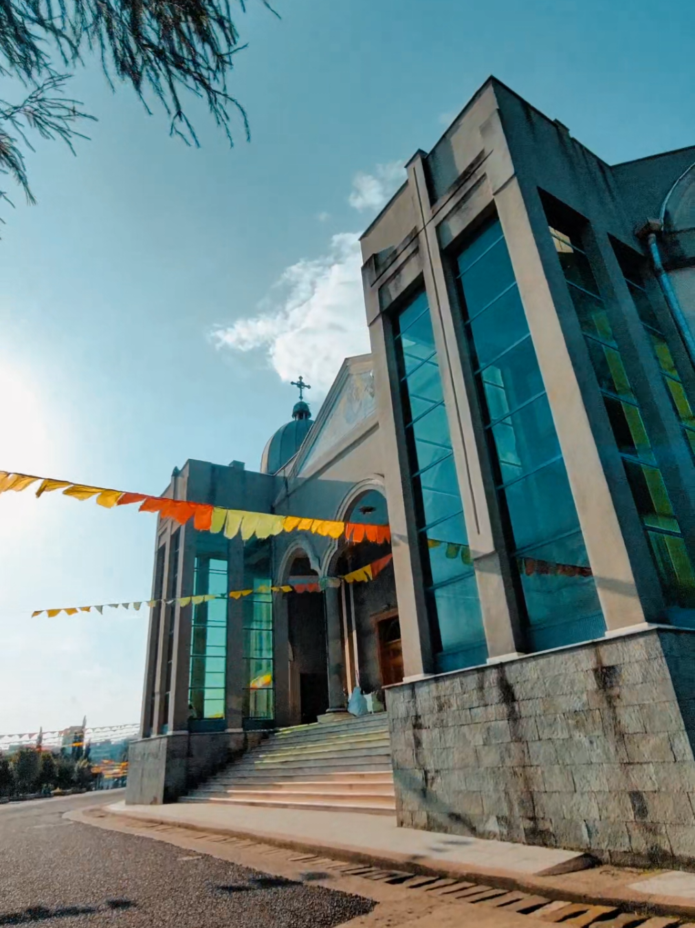 ✨️ ደብረ ምጥማቅ ሰዓሊተምህረት✨️ እንኳን ለግሸን ደብረ ከርቤ: ለብዙኃን ማርያምና ለቅዱሳኑ ዓመታዊ በዓል በሰላም አደረሳችሁ፤ አደረሰን።  በዚህች ዕለትም የጌታችንና የመድኃኒታችን ኢየሱስ ክርስቶስ መስቀል በደብረ ከርቤ ግሼን ማረፉን አስበን በዓልን እናከብራለን። ይኸውም ደጉ አፄ ዳዊት በሠይፈ አርዕድ የተጀመረውን ጥረት ቀጥለው በኃይለ እግዚአብሔር አሕዛብን አስደንግጠው እመ ብርሃንንም በጸሎት ጠየቁ። የአምላክ እናትም ረድታቸው ቅዱስ ዕፀ መስቀሉን ከኩርዓተ ርዕሡ ወንጌላዊ ቅዱስ ሉቃስ ከሳላት ምስለ ፍቁር ወልዳ እና ከብዙ ንዋያተ ቅዱሳት ጋር ተላከላቸው። እርሳቸው መስከረም 10 ቀን መስቀሉን ተቀብለው በዓሉን በተድላ አክብረው በመንገድ በ1396 ዓ/ም ዐርፈዋል። ኑ በዐሉን አብረን እናክብር copy link share guys🫶 #ግሸንደብረከርቤ🙏🙏 #አባገብረኪዳን #ኦርቶዶክስ_ተዋህዶ_ፀንታ_ለዘለዓለም_ትኑር 