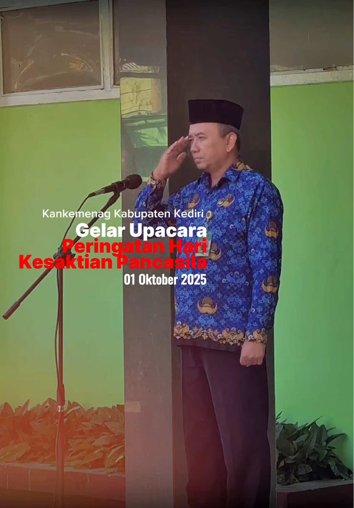 Kankemenag Kabupaten Kediri Gelar Upacara Peringatan Hari Kesaktian Pancasila: Teguhkan Semangat Persatuan dan Nilai Pancasila Kab. Kediri ( Inmas) Dalam rangka memperingati Hari Kesaktian Pancasila, Kantor Kementerian Agama Kabupaten Kediri menggelar upacara bendera yang berlangsung khidmat dan penuh semangat nasionalisme pada Rabu pagi (1/10), di halaman Kantor Kemenag Kabupaten Kediri. Upacara ini diikuti oleh seluruh jajaran pejabat eselon IV, para Pengawas Madrasah dan Pendidikan Agama Islam (PAI), anggota Ikatan Penyuluh Agama Republik Indonesia (IPARI), pegawai Atap Pamenang, serta Calon Pegawai Negeri Sipil (CPNS) di lingkungan Kantor Kementerian Agama Kabupaten Kediri. Bertindak sebagai Inspektur Upacara yaitu Kepala Kantor Kemenag Kabupaten Kediri, Achmad Fa’iz. Jalannya upacara dipandu dengan lancar oleh Luluk Nikmatuz Zunaida yang bertugas sebagai pembawa acara (MC), menambah kesan tertib dan hikmat selama prosesi berlangsung. Adapun Komandan Upacara dipercayakan kepada Moh. Atha’ al Haq dari Seksi Pendidikan Madrasah (Pendma). Petugas pembaca naskah Undang-Undang Dasar 1945 adalah Moch. Shohibul Anwar dari Seksi Pendma, sedangkan pembacaan Ikrar dilakukan oleh Zuliawan dari Subbag Ortala. Doa penutup dipimpin oleh Nurhadi dari Seksi Bimas Islam, dan Rahmat Dwi Setyawan bertugas sebagai ajudan Inspektur Upacara. Upacara berlangsung tertib, penuh penghormatan terhadap nilai-nilai kebangsaan, serta menjadi pengingat akan pentingnya menjaga keutuhan NKRI berdasarkan Pancasila sebagai dasar negara. Kegiatan ini tidak hanya sebagai bentuk peringatan sejarah, tetapi juga sebagai sarana memperkuat integritas dan jiwa nasionalisme, serta untuk meneguhkan kembali nilai-nilai luhur Pancasila sebagai dasar negara, serta menumbuhkan semangat kebangsaan dan persatuan di kalangan ASN Kementerian Agama Kabupaten Kediri. Peringatan Hari Kesaktian Pancasila tahun ini mengusung tema nasional “Pancasila Perekat Bangsa Menuju Indonesia Raya