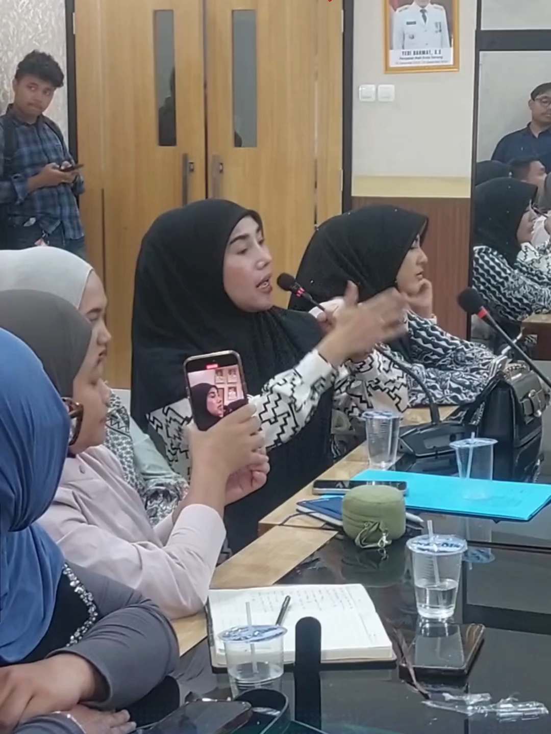 Wali murid Sekolah Dasar Islam Terpadu, Al Izzah, Kota Serang, menolak Program Makan Bergizi Gratis (MBG) yang diterapkan di sekolah mereka. Mereka menilai program tersebut tidak tepat sasaran karena mayoritas siswa berasal dari keluarga berada yang mampu membayar biaya pendidikan di salah satu sekolah termahal tersebut. Penolakan itu disampaikan langsung dalam forum bersama pihak yayasan dan Pemerintah Kota Serang. “Kalau kumpul wali murid, rata-rata datang bawa Pajero, Fortuner, bahkan sopirnya saja bergaji Rp3 juta sebulan,” ujar salah satu orang tua, Selasa (30/9/2025). Kondisi ini membuat mereka mempertanyakan alasan pemerintah memasukkan Al Izzah sebagai penerima program. Para siswa sendiri ikut bingung dengan kebijakan ini. “Anak saya sampai bertanya, ‘Bunda, boleh nggak kita makan MBG? Bukannya itu untuk anak-anak yang tidak mampu?’” kata wali murid. Mereka menegaskan program tersebut seharusnya diberikan kepada anak-anak dari keluarga kurang mampu agar manfaatnya benar-benar dirasakan anak-anak yang membutuhkan. “Yang jadi pertanyaan besar, kenapa program MBG harus dijalankan di Al Izzah? Kalau dilihat dari sudut pandang mana pun, ini terasa tidak rasional,” tegasnya. #radarkudus #radarkudusviral #koranradarkudus