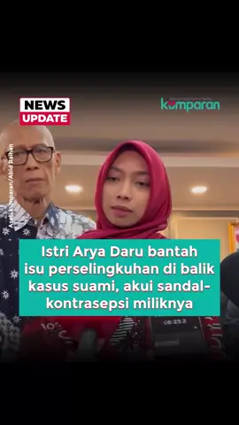 Istri mantan diplomat Kemlu Arya Daru Pangayunan, Meta Ayu Puspitantri, membantah isu perselingkuhan yang disebut melatarbelakangi kematian suaminya. Ia menegaskan barang-barang perempuan yang ditemukan di indekos Arya adalah miliknya, karena ia sering menginap saat berkunjung ke Jakarta. “Barang saya semua, sekarang semuanya jadi tahu,” kata Meta di DPR RI, Selasa (30/9). Ia heran mengapa barang-barang itu dijadikan bukti, bukan benda lain yang ada di kamar. Arya ditemukan tewas di kamar indekosnya. Meta juga menyinggung soal pertemuan Arya dengan dua rekannya, Vara dan Dion, sehari sebelum kejadian. Menurutnya, hubungan Arya dengan keduanya sebatas profesional. Arya sempat pamit akan membahas soal perangkatan anak bersama Kemensos. Ia menambahkan keluarga tidak melihat tanda-tanda mencurigakan sebelumnya. Arya jarang bercerita detail tentang pekerjaannya, termasuk terkait kasus TPPO yang diisukan berhubungan dengan kematiannya. Polda Metro Jaya menyatakan kasus kematian Arya Daru tidak melibatkan pihak lain dan tidak berunsur pidana. 📸: Dok. kumparan/Abid Raihan. Follow WhatsApp Channel kumparan untuk dapat Informasi terpercaya dikirim langsung ke WhatsApp kamu. Ketik kum.pr/WAchannel di browser kamu sekarang, agar bisa share informasi tanpa ragu. #newsupdate #update #news #vidol #kumparan