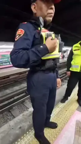 Policías del Metro Ciudad de México 🇲🇽 retiran con v10*l3n*c1a 3xc3s1va a una persona con discapacidad visual por estar en el Área Exclusiva de Mujeres, el señor presentó un documento qué avala qué él sí podía viajar en el vagón🚨 Es necesaria tanta v1o*l3n*c1a en el #MetroCDMX para desalojar a una persona en estado de indefensión❌ #cdmx #mexico #visitmexico #metro 