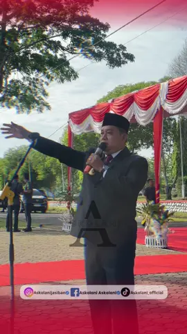 BUPATI ASKOLANI TEGAS!! Dalam memperingati upacara hari kesaktian pancasila, masih banyak pegawai yang datang terlambat dari jadwal upacara yang seharusnya, Bupati Askolani juga menegur langsung pegawai yang bermalas-malasan untuk masuk kedalam barisan upacara. Semoga dengan adanya ketegasan ini, para pegawai di lingkungan Pemerintah Kabupaten Banyuasin dapat lebih disiplin.