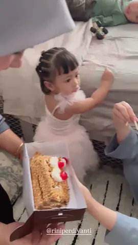sus rini dirayain ultah sama tieta🥰🥰 #lily #princesslily #cipung #rayyanza #raffinagita1717 