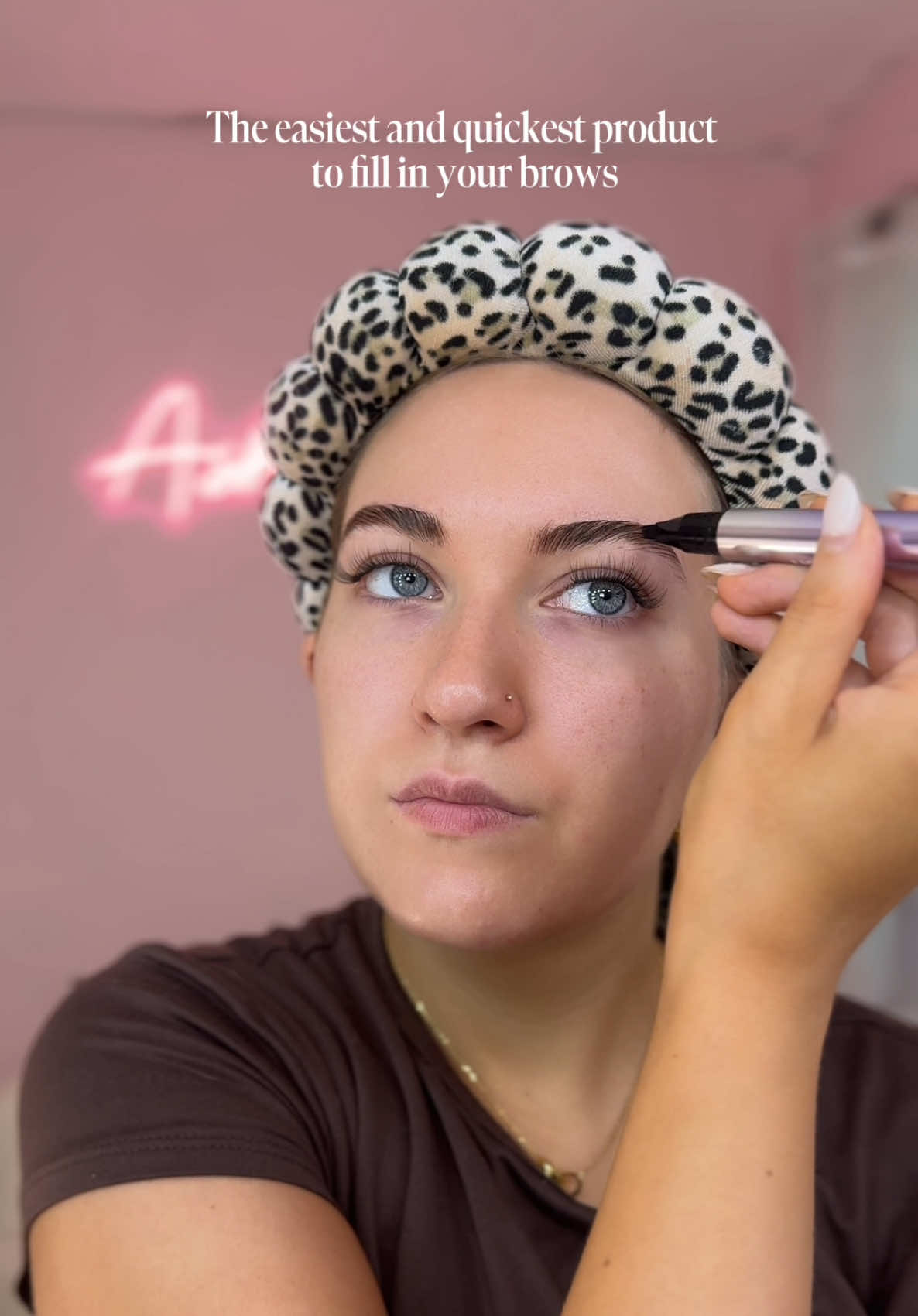 This is actually the coolest brow pen I’ve ever used🤎one swipe you get brow like strokes,so natural and quick!!! #fyp #foryou #brows #browpen #browroutine 
