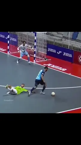 Skills ain’t born on grass, bro they’re forged in futsal Tight space fast feet real heat 🥶🔥⚽#futsal #fytシ #videoviral @user30758651236 