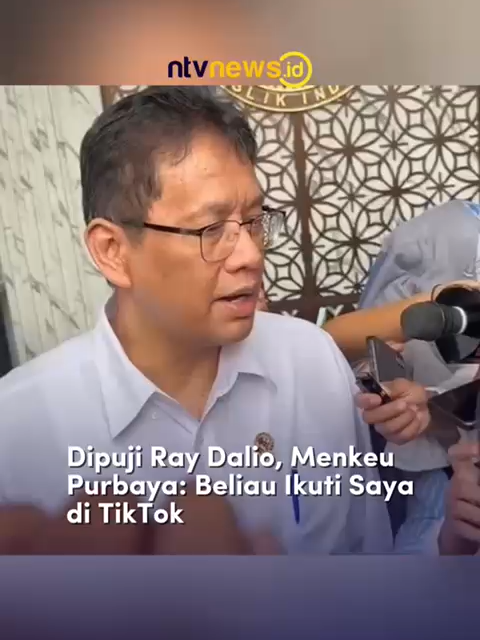 Menteri Keuangan (Menkeu) Purbaya Yudhi Sadewa menyampaikan bahwa investor asal Amerika Serikat (AS) Ray Dalio turut memantau kinerjanya. Bahkan investor kawakan global itu disebut mengikuti hingga tayangan di media sosial, yakni TikTok Purbaya, yang mendampingi Presiden Prabowo Subianto dalam pertemuan bersama Ray Dalio di kompleks Istana Kepresidenan, menyebutkan bahwa Ray turut memberikan apresiasi atas langkah-langkah kebijakan yang diambil Kementerian Keuangan RI. “Dia cuma bilang langkahnya bagus. Saya enggak tahu yang disebut yang mana. Rupanya beliau ngikutin saya di TikTok,” ucapnya. (as) #menkeupurbaya #raydalio #investor #ntvnewsid