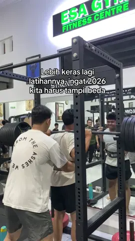 Kasih keras yang katanya new year new body #gymmotivation🏋️‍♀️ #2026 #workhard #GymTok #foryoupage 