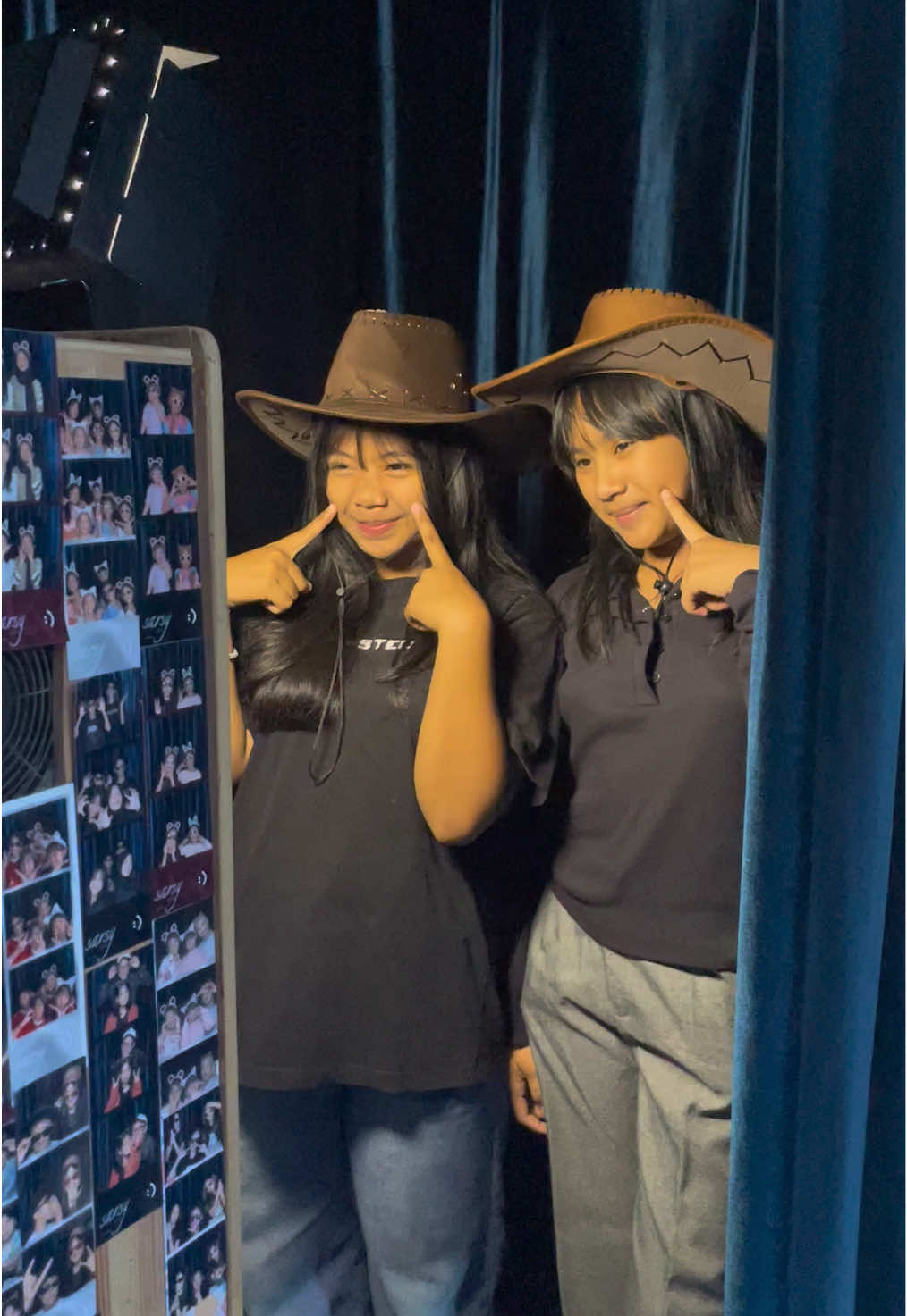 Yang request topi koboy tuh ya udah adaaa, cepetan sini lagi😋 lucu banget emang ternyata topi koboy Sarsy Photobooth buka terus kecuali Jumat ya! 12.00 - 19.00 15ribuuuuuuuuuuuuuuu #fyp #photobooth #topikoboy #umkm #kiaracondongbandung 