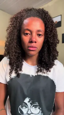 O cabelo sempre foi e ainda é para as pessoas pretas um grande fator que contribui para a nossa saúde mental.  E essa foi a forma que encontrei de verbalizar o que minha mente carrega da Injúria racial vindo do Diretor da concessionária HANBAI MOTOS - grupo Honda, e o que meu coração ainda tenta processar em sentimentos. E isso, dói na alma!  Racismo só enxerga a cor. Não é sobre competência.  Todos os dias, que neste país ainda existe um lugar “imaginado” para os corpos negros — e que quem ousa sair dele, apanha com olhares, piadas e portas fechadas. Todas as medidas judicias estão sendo tomadas, atuando juntamente com o Dr. Gilberto (@gilbertosilvaadv). Empenhados e compromissados para que essa pessoa seja punida pelo crime cometido!  #injuriaracial #igualdaderacial #respeito #honda #hanbaimotos         