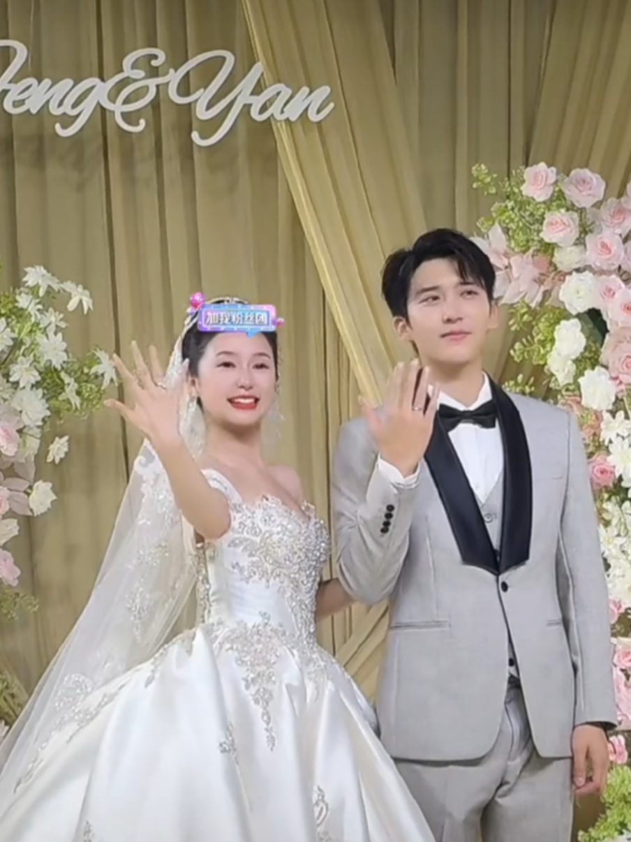Yan Wenli and Feng Siyuan's wedding party. Congratulations! Fyi, they will get the marriage certificate in June 2025, today is the wedding party. 🥰👍 #wedding #yanwenli #fengsiyuan #actorchinese #chinesewedding 