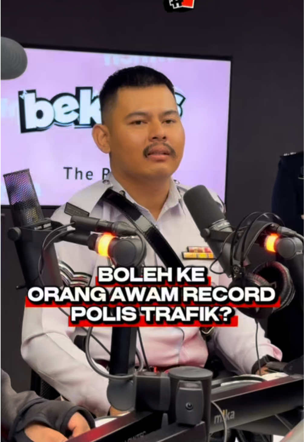 Haaa dengar ni! Kalau orang awam ada nak record polis trafik tengah kerja, kena tengok pada tujuan juga. Kalau untuk menjatuhkan anggota polis, tak boleh lah.  @Abam_Trafficman atau nama sebenar Koperal Muhammad Qhusyairi, polis trafik yang tengah viral kat TikTok!  #HotFMNo1 #HotFM #BekpesHot #TerbaikSentiasaHangat #RadioNo1 #KJjadiDJ
