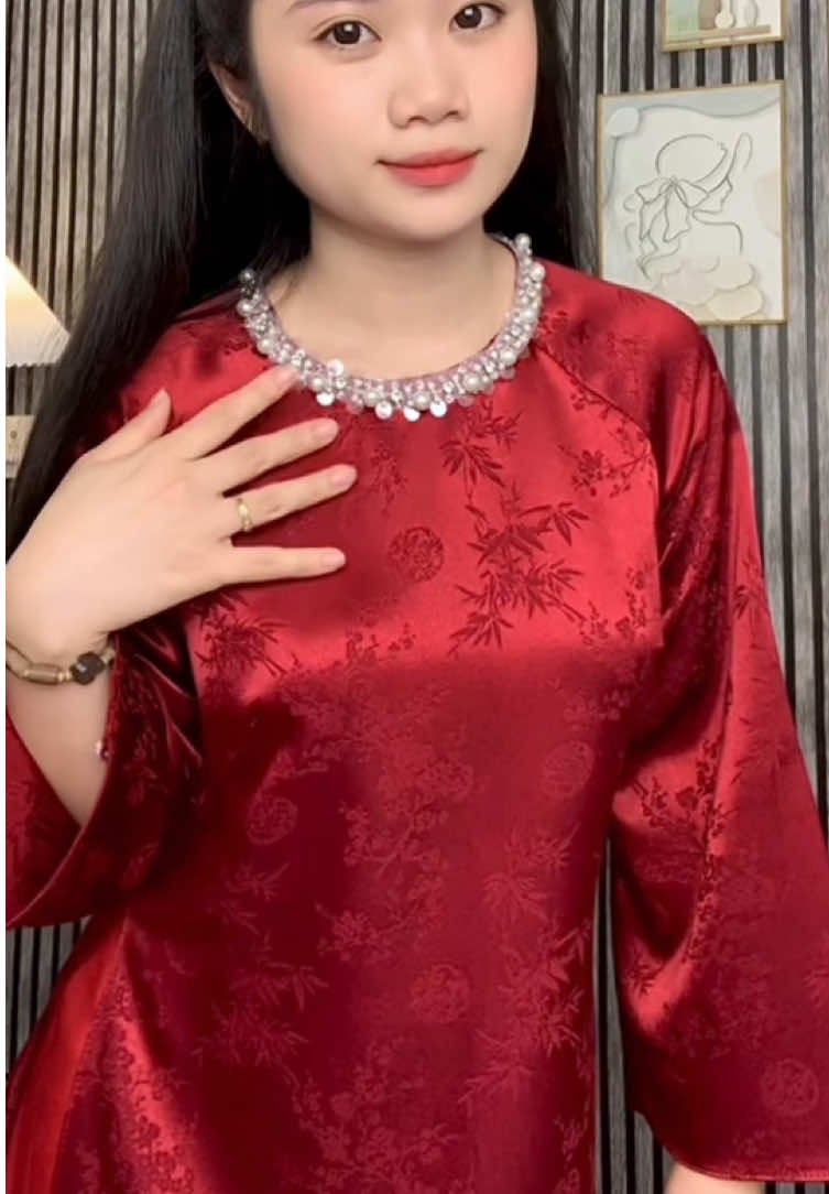 Màu đỏ vang mặc lên sang điên các chị ơi, màu đẹp hơn trong hình nhiều ạ☺️#viral #aodai #aodaitet #aodaicachtan #1m48 