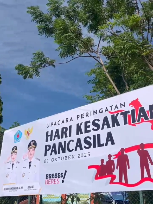 Satpol PP Kabupaten Brebes turut hadir dalam perayaan Upacara Hari Kesaktian Pancasila, 1 Oktober 2025, bersama Korsik Gita Praja Wibawa Satpol PP Brebes. Dengan semangat Pancasila, kita jaga persatuan dan teguhkan komitmen dalam menjaga ketertiban serta pelayanan terbaik untuk masyarakat. 🇮🇩 #brebesberes #satpolppbrebes #kesaktianpancasila  @HARIS @Paramitha Widya Kusuma @Wurja Castro 