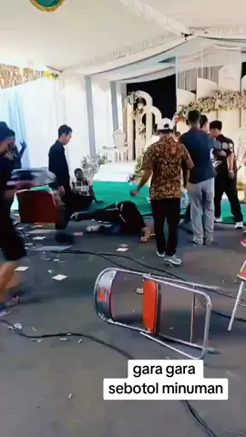 Viral !  acara hajatan di Klaten berakhir ricuh.. karna acara tak boleh selesai 😁 tukang kendang pun jadi sasaran ..  wes wes..  #sorotqnsemuaorang  #viral  #jadikreatorriktok 
