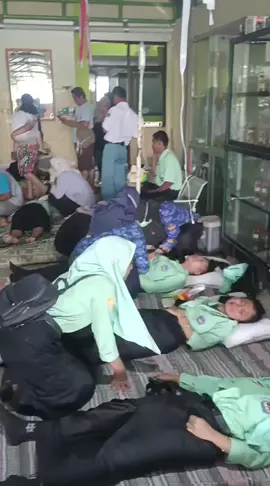 Puluhan siswa SMKN 1 Sine Ngawi diduga keracunan usai santap menu makan bergizi gratis (MBG) pada Rabu (1/10/2025) #keracunan #makanbergizigratis #MBG #ngawi24jam #viral 