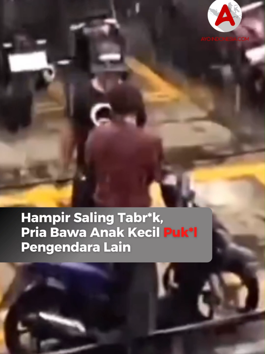 Sebuah insiden pemuk*lan antar pengendara motor terjadi di kawasan Cempaka Putih, Jakarta, Senin (29/9/2025) pada sore hari Peristiwa itu bermula ketika dua motor nyaris bertabr*kan di tengah hujan deras. Tidak terima dengan kejadian tersebut, salah satu pengendara yang diketahui membawa seorang anak kecil lantas menghentikan motor lawannya.  Ia mengambil kunci motor pengendara lain lalu mengajaknya menepi. Keributan pun tak terelakkan. Adu mulut berujung pada aksi pemuk*lan yang direkam warga dan beredar di media sosial. Video itu viral dan menuai beragam komentar warganet. Banyak yang menilai keduanya sama-sama bersalah, seperti yang diungkap pengunggah bahwa meereka sama-sama salah. Namun tak harus dengan kekerasan. Follow terus @ayoindonesiacom #viral #cempakaputih #jakartapusat
