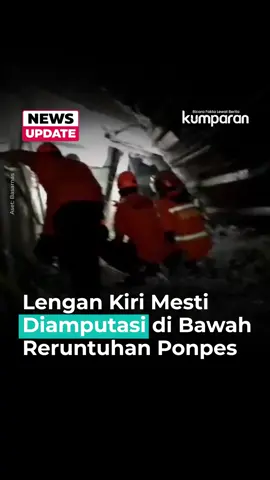 Tim SAR gabungan masih berusaha mengevakuasi korban yang terjebak reruntuhan musala Pondok Pesantren Al-Khoziny, Buduran, Sidoarjo. Kepala Kantor SAR Surabaya, Nanang Sigit, menyebut ada tujuh korban dalam kondisi hidup yang terdeteksi. Beberapa korban merespons tim dengan menggerakkan kaki, menandakan mereka masih selamat. Salah satu korban sudah berhasil dijangkau, namun belum bisa dievakuasi karena bagian pinggangnya masih terhimpit beton. Petugas kini membuka akses dari samping dan bawah reruntuhan untuk menjangkau korban. Di sisi lain, seorang santri bernama NA terpaksa menjalani amputasi lengan kiri di lokasi kejadian agar bisa dikeluarkan. Direktur RSUD R.T. Notopuro Sidoarjo, Atok Irawan, mengatakan keluarga sempat menolak tindakan itu, tetapi kondisi darurat membuat operasi segera dilakukan. Saat ini NA dirawat di ICU dalam keadaan sadar. 📸: Dok. Basarnas. Follow WhatsApp Channel kumparan untuk dapat Informasi terpercaya dikirim langsung ke WhatsApp kamu. Ketik kum.pr/WAchannel di browser kamu sekarang, agar bisa share informasi tanpa ragu. #newsupdate #update #news #videonews #timsar #surabaya #sidoarjo #ponpes #pondokpesantren #info #infoterkini #berita #beritaterkini #bicarafaktalewatberita #kumparan