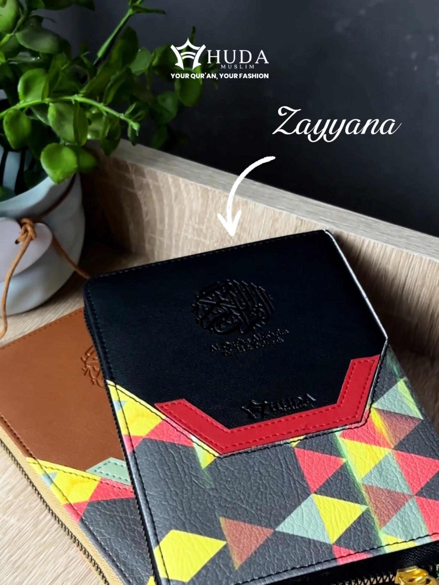 Al-Qur’an Zayana Series hadir dengan jaket stylish, cover emboss premium, dan resleting kuat. Ukurannya praktis A6, gampang dibawa ke mana aja #quranzayana #zayanaseries
