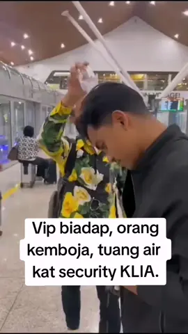 Mungkin tu kali pertama dia naik flight kot.