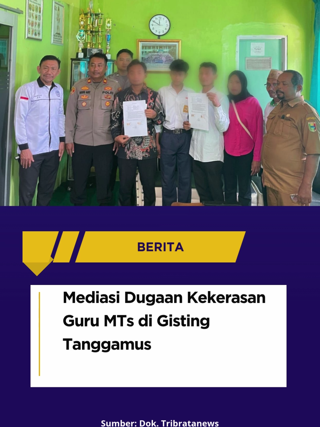 Kasus dugaan kekerasan yang dilakukan seorang guru terhadap siswa MTs di wilayah Kecamatan Gisting, Kabupaten Tanggamus, berakhir damai melalui mediasi,  Senin (29/9/2025). Mediasi berlangsung di kantor madrasah dihadiri antara lain Kepala MTs Paimin, guru berinisial GR dan NH, orang tua korban BMP, Ketua Komnas Perlindungan Anak Imron Jauhadi dan  Kapolsek Talang Padang Iptu Agus Heriyanto. Dalam forum tersebut, kedua belah pihak sepakat menyelesaikan permasalahan secara kekeluargaan. Mereka saling memaafkan dan berkomitmen tidak memperpanjang persoalan maupun menuntut dalam bentuk apa pun di kemudian hari. Mengutip Tribratanes, Kapolres Tanggamus AKBP Rahmad Sujatmiko menyebut dugaan kekerasan itu terjadi pada Sabtu (27/9/2025) sekitar pukul 10.00 WIB di kelas 9 MTs Mathla’ul Anwar. Korban adalah siswa BMP. #wartalampung #lampung #tanggamus