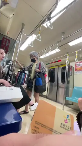Elderly Taiwanese Woman Demands MRT Priority Seat, Gets Kicked After Swinging Bag At Commuter #afysuave #drama #dramatiktok #mgakasuave 