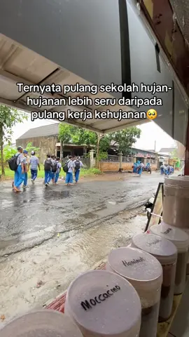 Bukan begitu gais? hehe #lengkongnganjuk #musimhujan #minumankekinian #nganjuk24jam #viraltiktok 