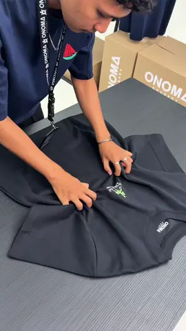 Tenang tapi tajem. Kaos Mantis OV—oversize fit dengan grafis mantis yang bikin gaya lo keliatan garang tanpa usaha berlebihan.  #kaospria #kaoskeren #kaosviral #fypage #viralvideotiktok 