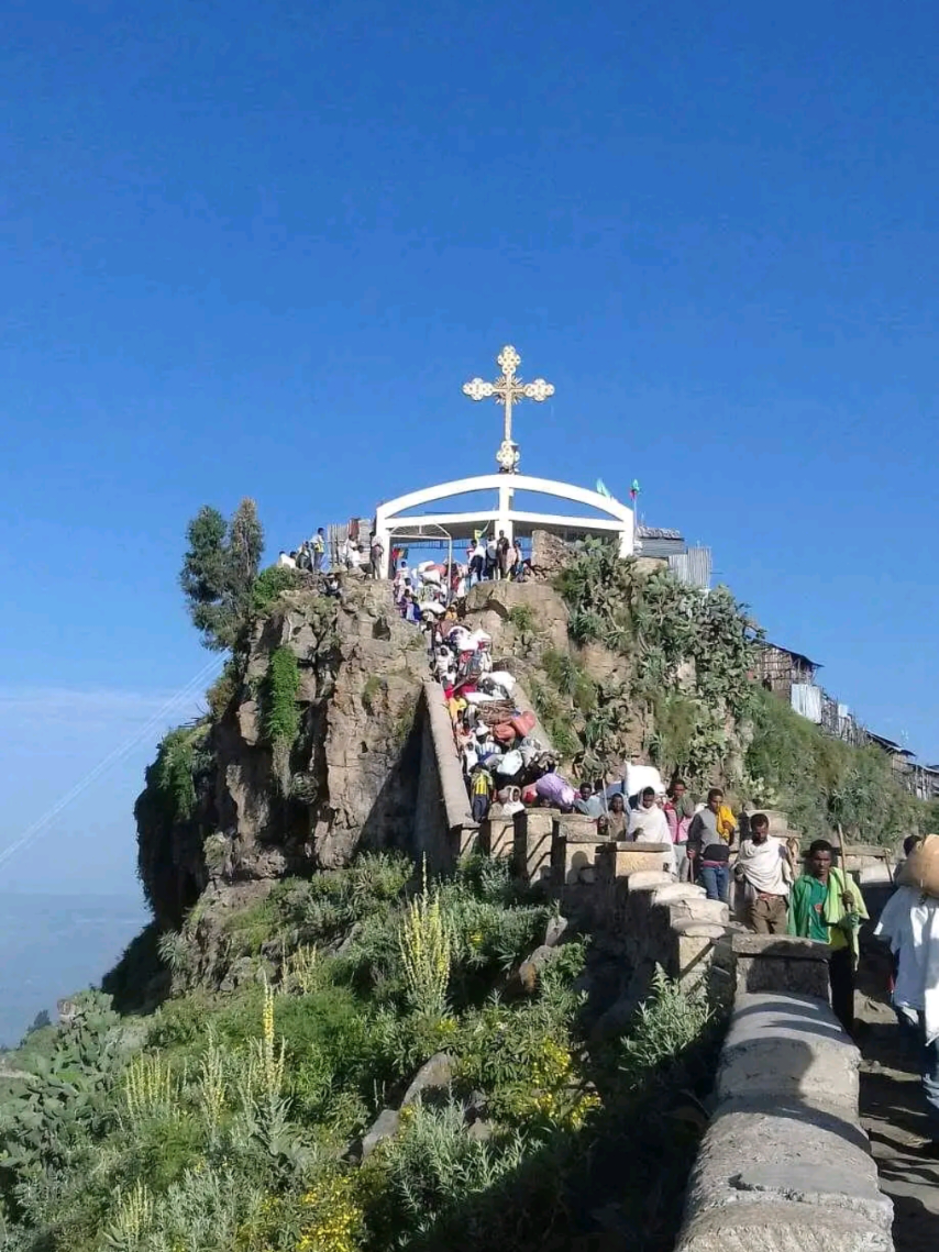 👉ግሸን ደብረ ከርቤ ማርያም በአሁኑ ወሎ ዞን፣ አምባሰል ወረዳ ውስጥ ግሸን ተራራ አናት ላይ የምትገኝ ቤ/ክርስቲያን ናት። ለዚች ቤ/ክርስቲያን መግቢያ አንድ መንገድ ብቻ ነው። እንደ የኢትዮጵያ ኦርቶዶክስ ተዋሕዶ ቤተ ክርስቲያን ትውፊት ይች ቤተ ክርስቲያን በየዘመኑ የተለያየ ስያሜን አግኝታለች። ከአጼ ድልናአድ ዘመን (866 ዓ.ል) እስከ 11ኛው ክፍለ ዘመን በአሁኑ ስያሜ (ደብረ ከርቤ) ትታወቅ ነበር። በ11ኛው ክፍለ ዘመን አጼ ላሊበላ ከቋጥኝ ድንጋይ ፈልፍለው እግዚአብሔር አብ የተሰኘ ቤ/ክርስቲያን በዚሁ ቦታ ሲያሰሩ ደብረ እግዜአብሔር በሚል ስም ታወቅፕች። ብዙ ሳይቆይ ግን ደብረ ነገስት ተባለች። በ1446 አጼ ዘርአ ያዕቆብ ግማደ መስቀሉን በዚህ ስፍራ ሲያርፍ ደብረ ነገስት መባሏ ቀርቶ ደብረ ከርቤ ተባለች። በዚህ ጊዜ የነበረው የቤ/ክርስቲያኑ አስተዳዳሪ መምህረ እስራኤል ዘ ደብረ ከርቤ ይባል ነበር። አጼ ዘርዓ ያዕቆብ ግማደ መስቀሉን ይዘው እየገሰገስገሱ ስለመጡ በግዕዙ 