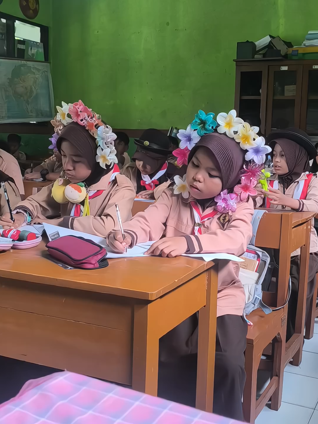 POV : di kelas lu tumbuh bunga kamboja #gurumuda #gurusd #jedaikamboja #jedaiviral #lewatberandafyp 